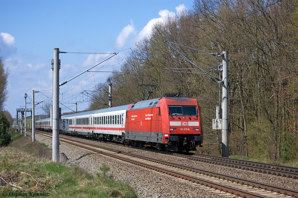 101 015-6 mit dem IC 2422  UrlaubsExpress Mecklenburg-Vorpommern  von Kln Hbf nach Seebad Heringsdorf, bei Nennhausen. 21.04.2012