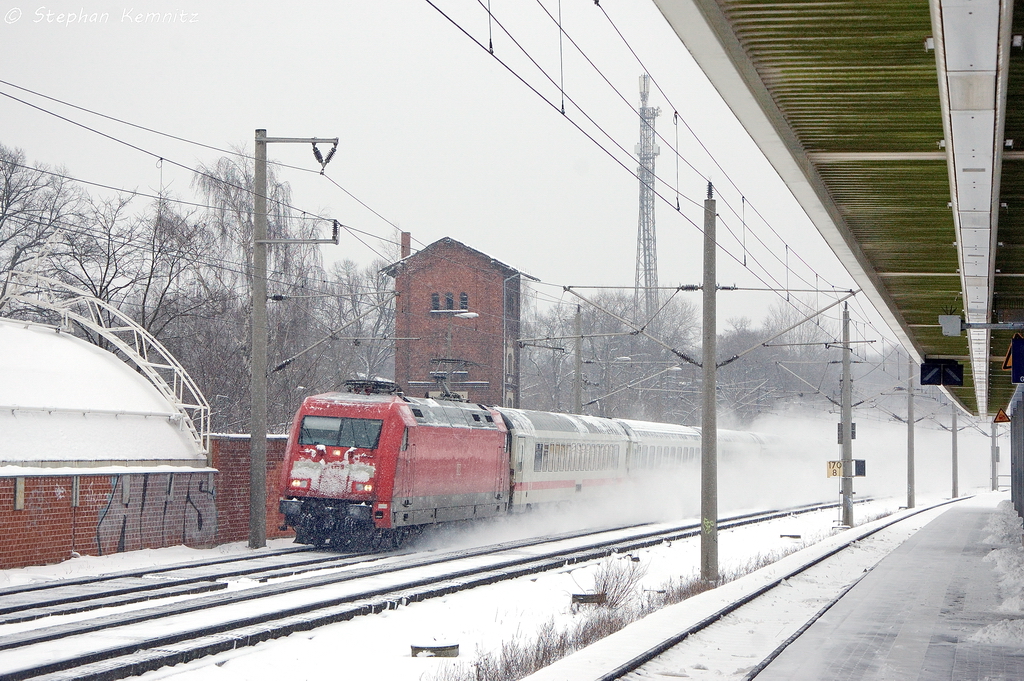 101 029-7 mit dem IC 2011 von Berlin Sdkreuz nach Stuttgart Hbf in Rathenow. 10.03.2013