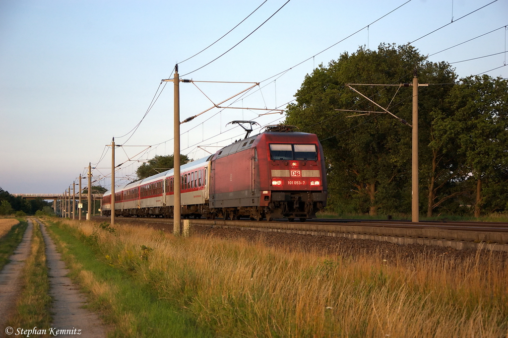 101 053-7 mit dem CNL 450  Perseus  von Berlin Sdkreuz nach Paris Est bei Rathenow. 04.07.2012