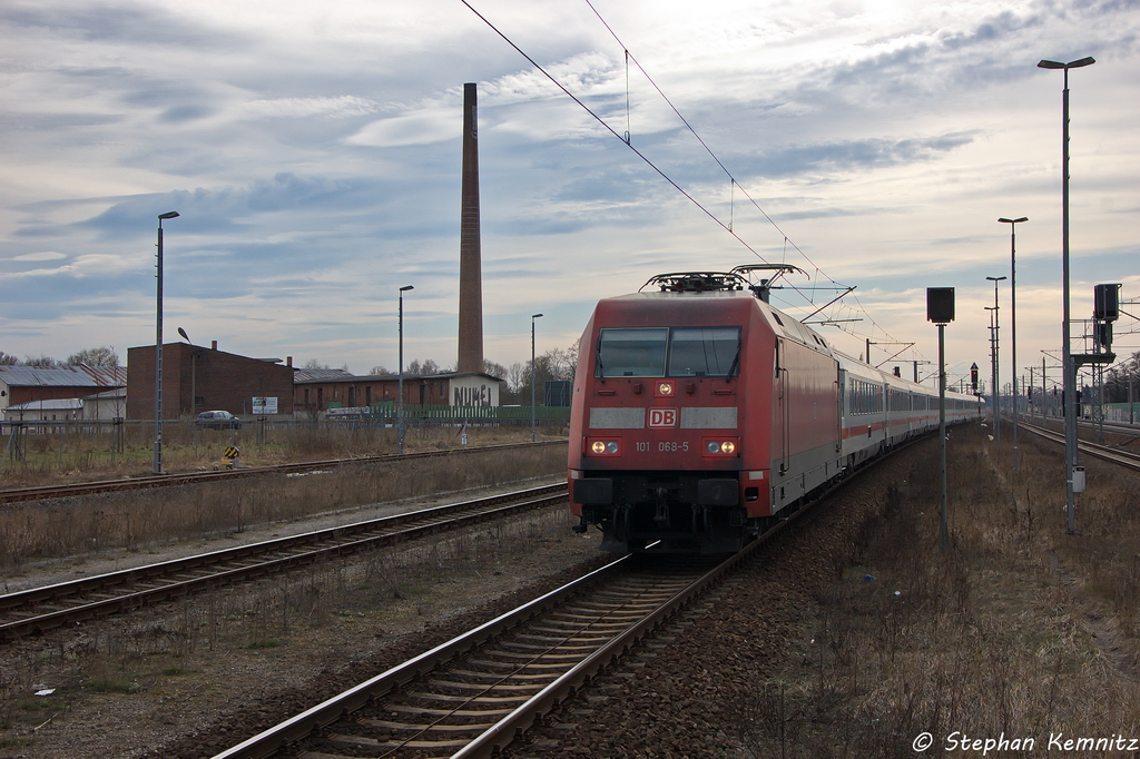 101 068-5 mit dem IC 145 von Amsterdam Centraal nach Berlin Ostbahnhof, bei der Einfahrt in Rathenow. Wegen einer Versptung hielte der IC 145 auerplanmig in Rathenow. 15.04.2013