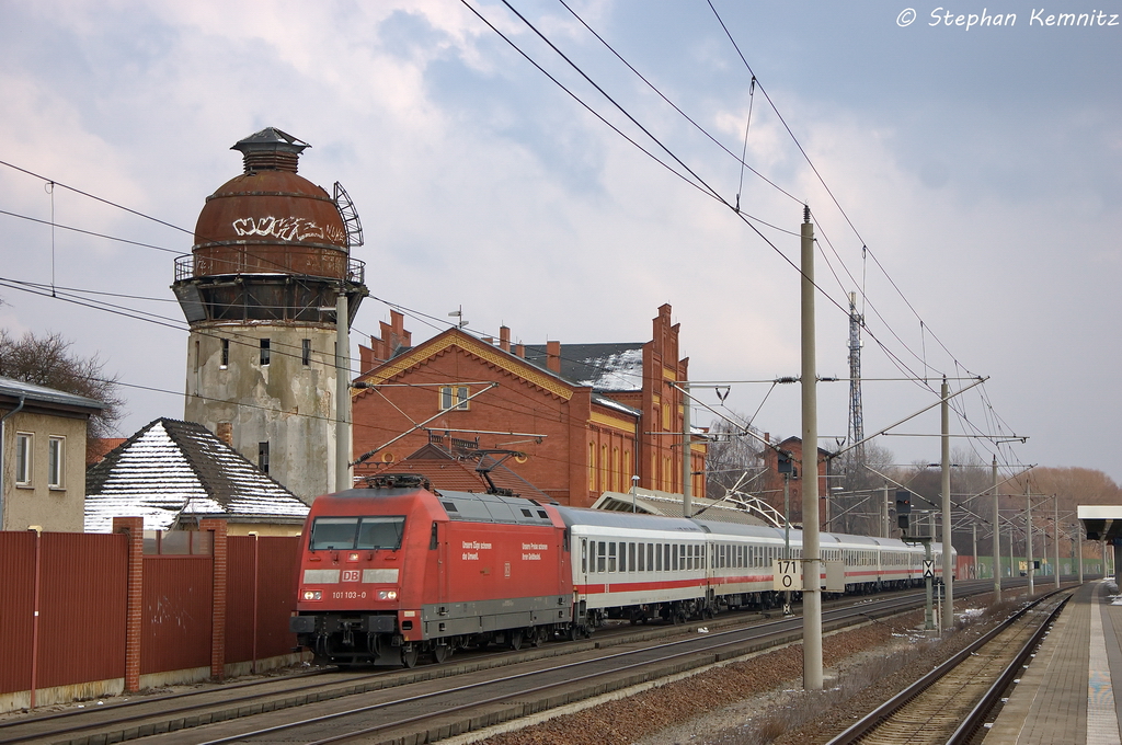 101 103-0 mit dem Freitag verkehrenden IC 1913 von Berlin Sdkreuz nach Kln Hbf in Rathenow. 22.02.2013