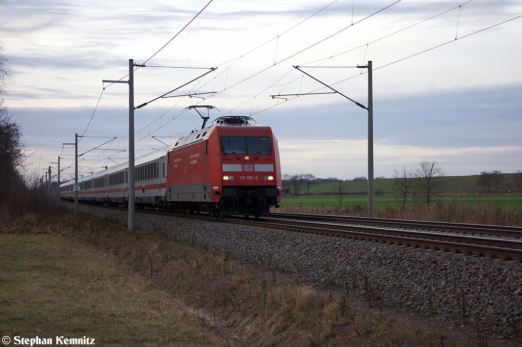 101 108-9 mit dem IC 143 von Amsterdam Centraal nach Berlin Ostbahnhof bei Nennhausen. 31.12.2012