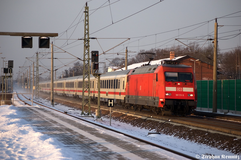 101 111-3 mit dem IC 2241 von Mnster(Westf) Hbf nach Berlin Ostbahnhof in Rathenow. 30.01.2012