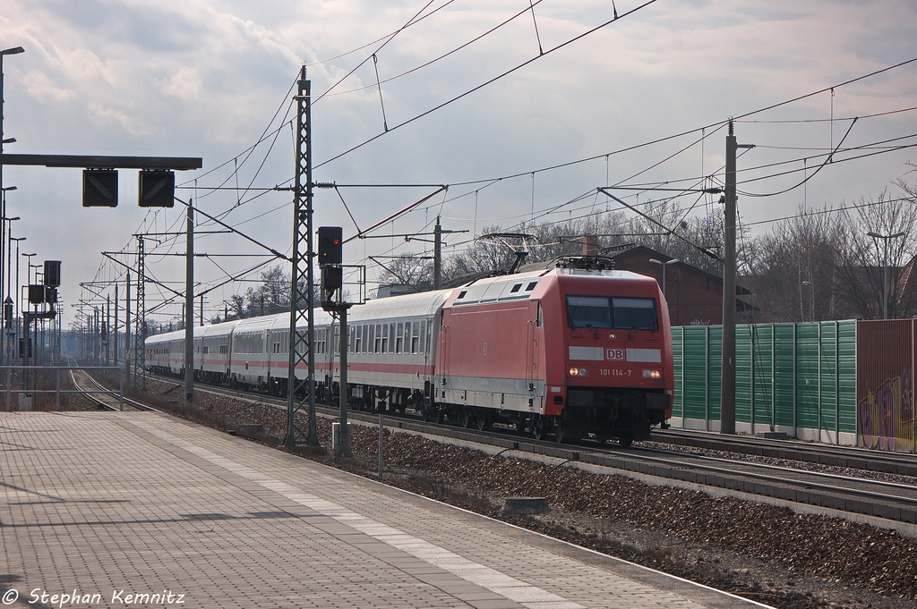 101 114-7 mit dem IC 2426  Urlaubs-Express Mecklenburg-Vorpommern  von Kln Hbf nach Seebad Heringsdorf, bei der Durchfahrt in Rathenow. 12.04.2013