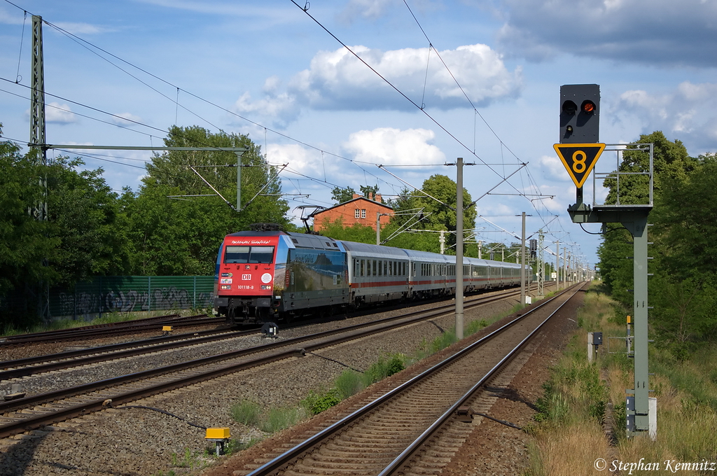 101 118-8  Packendes Sdafrika  mit dem IC 140 von Berlin Ostbahnhof nach Schiphol (Airport) in Nennhausen. 10.06.2012