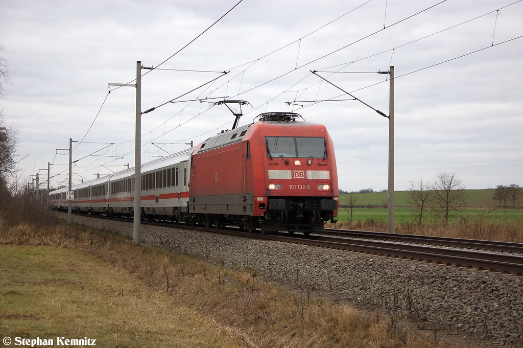 101 132-9 mit dem IC 141 von Amsterdam Centraal nach Berlin Hbf (tief) bei Nennhausen. 29.12.2012