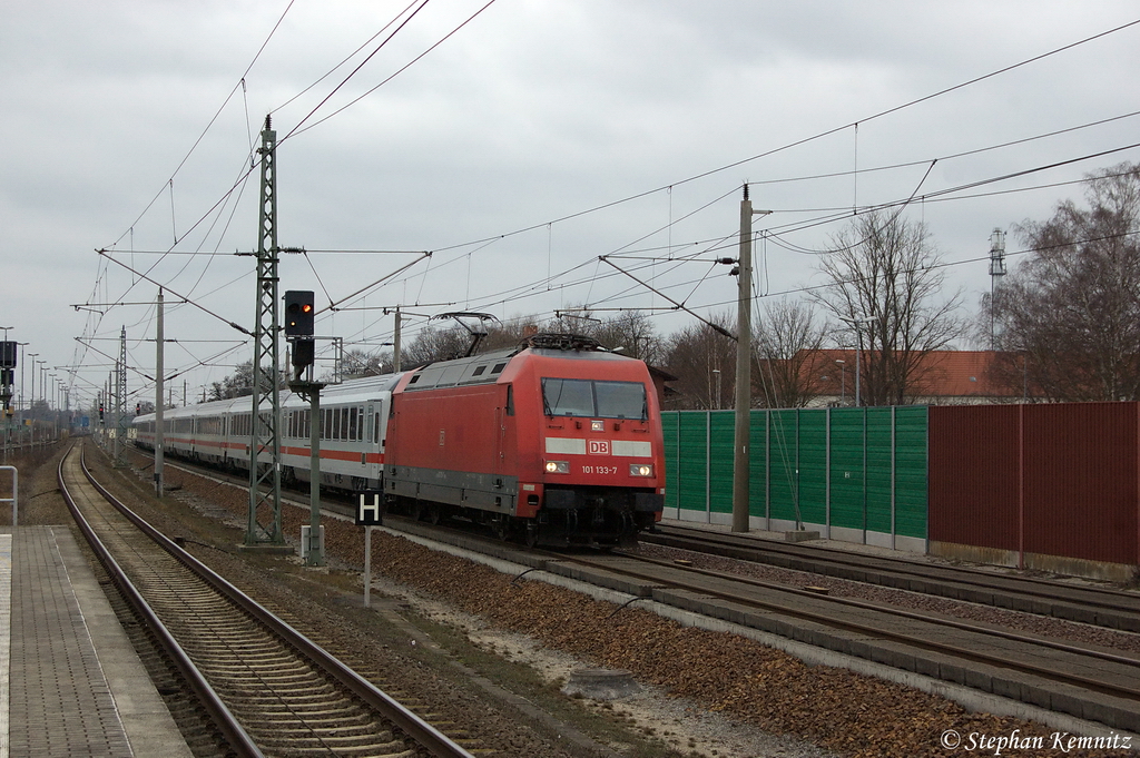 101 133-7 mit dem IC 141 von Schiphol (Airport) nach Berlin Ostbahnhof in Rathenow. Der Zug hatte hier eine Versptung von 25 Minuten gehabt. 14.03.2012