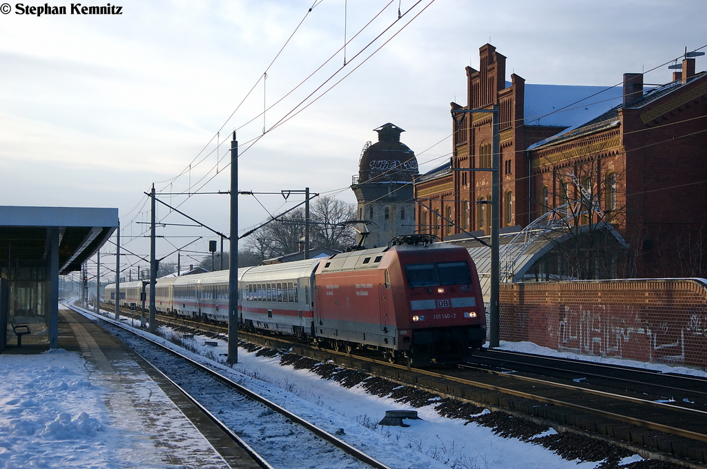 101 140-2 mit dem IC 143 von Amsterdam Centraal nach Berlin Ostbahnhof in Rathenow. 14.12.2012