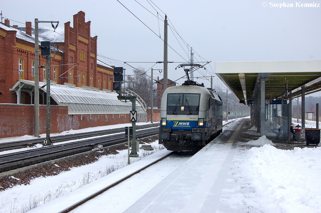 1116 911-7 (182 911-8) MWB - Mittelweserbahn GmbH fr ODEG - Ostdeutsche Eisenbahn GmbH stand im Rathenower Bahnhof und fuhr dann etwas spter in die Warteposition. 12.12.2012