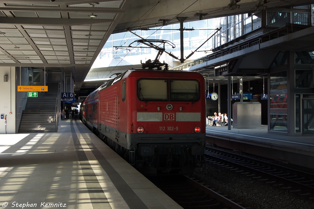 112 102-9 mit dem RE3 (RE 18354) von Rangsdorf nach Schwedt(Oder) in Berlin Sdkreuz. 07.06.2013