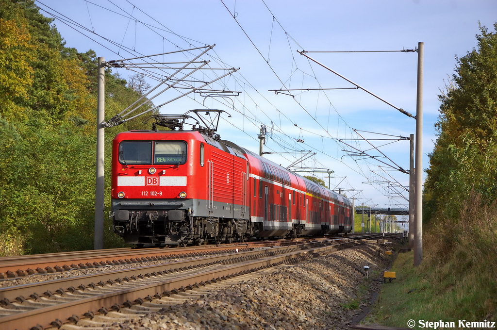 112 102-9 mit dem RE4 (RE 37332) von Ludwigsfelde nach Rathenow, bei der Durchfahrt in Nennhausen. 18.10.2012