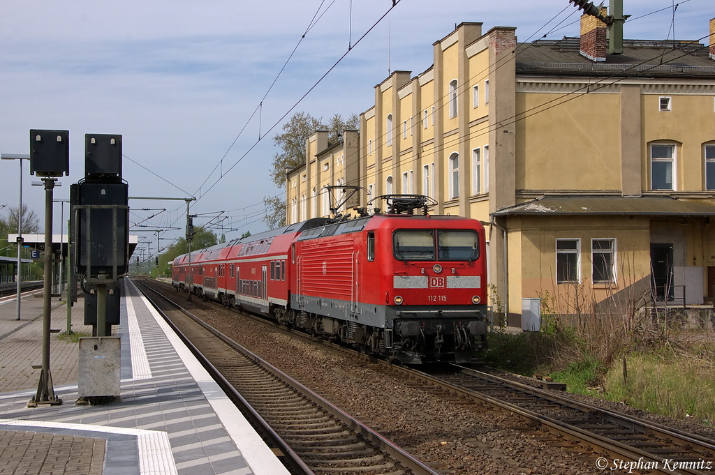 112 115 mit dem RE1 (RE 69512) von Brandenburg Hbf nach Berlin Wannsee, bei der Ausfahrt in Brandenburg. 30.04.2012