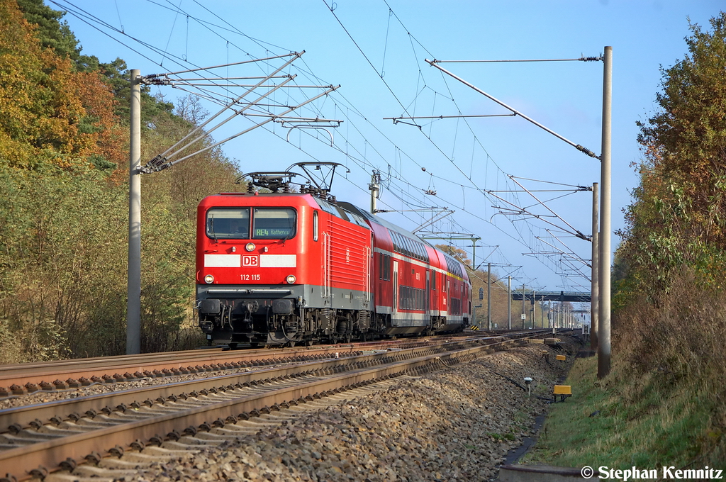 112 115 mit dem RE4 (RE 37312) von Ludwigsfelde nach Rathenow, bei der Ausfahrt aus Nennhausen. 31.10.2012