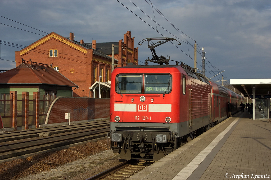 112 120-1 mit dem RE4 (RE 37311) von Rathenow nach Jterbog in Rathenow. 20.03.2012
