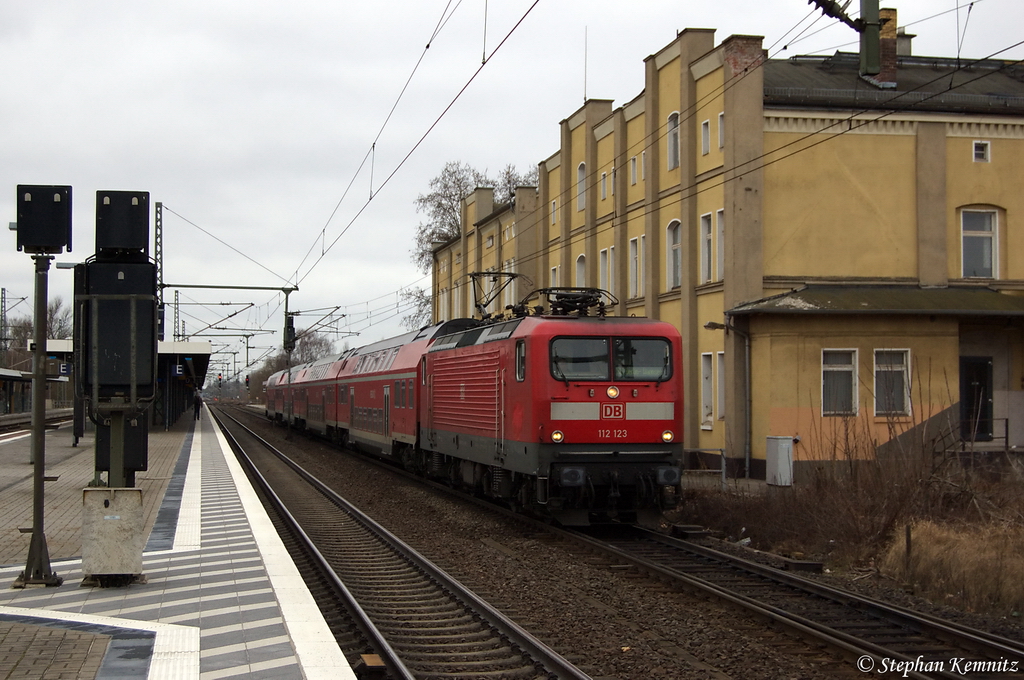 112 123 mit dem RE1 (RE 69518) von Brandenburg Hbf nach Berlin Wannsee, bei der Ausfahrt aus dem Brandenburger Hbf. 13.03.2012