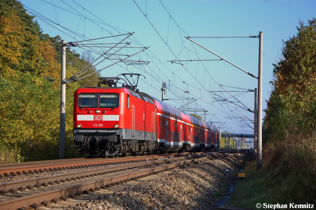 112 185 mit dem RE4 (RE 37332) von Ludwigsfelde nach Rathenow, bei der Durchfahrt in Nennhausen. 21.10.2012