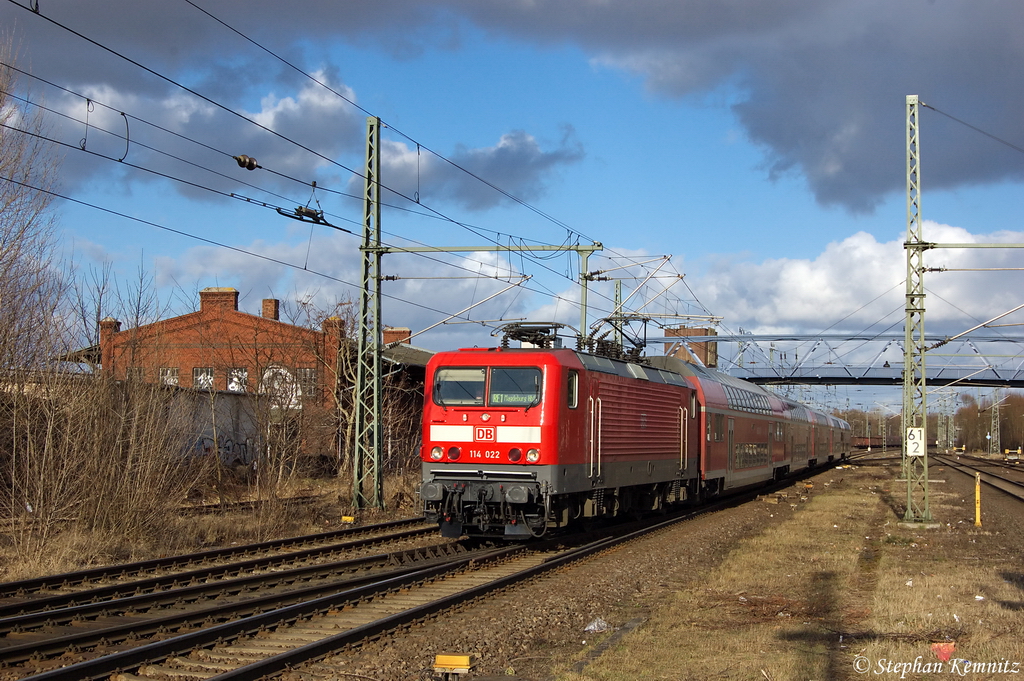 114 022 mit dem RE1 (RE 18126) von Frankfurt(Oder) nach Magdeburg Hbf, bei der Einfahrt in den Brandenburger Hbf. Die 114 022 hat im Februar 2012 neuen Lack bekommen. 08.03.2012