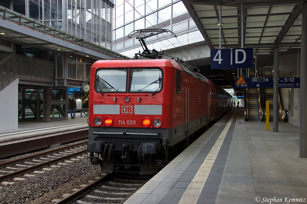 114 029 mit dem RE5 (RE 18503) von Neubrandenburg nach Falkenberg(Elster) in Berlin Sdkreuz. 01.06.2012