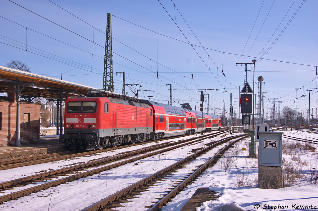 114 039-1 mit dem RE20 (RE 17608) von Halle(Saale)Hbf nach Uelzen, bei der Einfahrt in Stendal. 23.03.2013