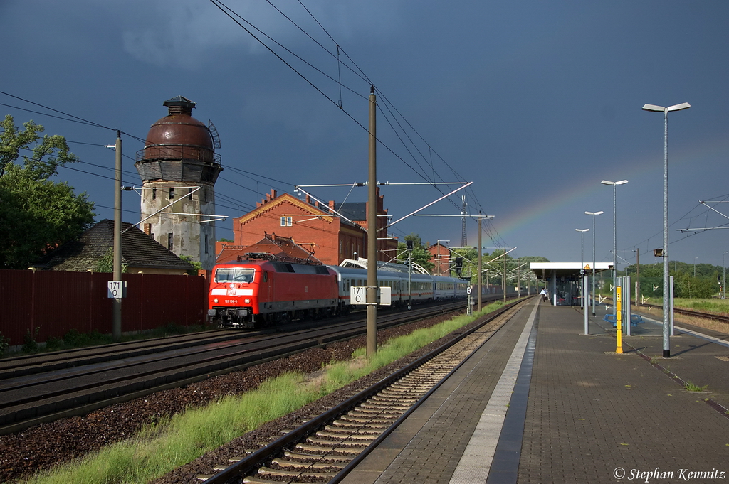 120 106-0 mit dem EC 248  WAWEL  von Krakow Glowny nach Hamburg-Altona in Rathenow. 18.06.2012