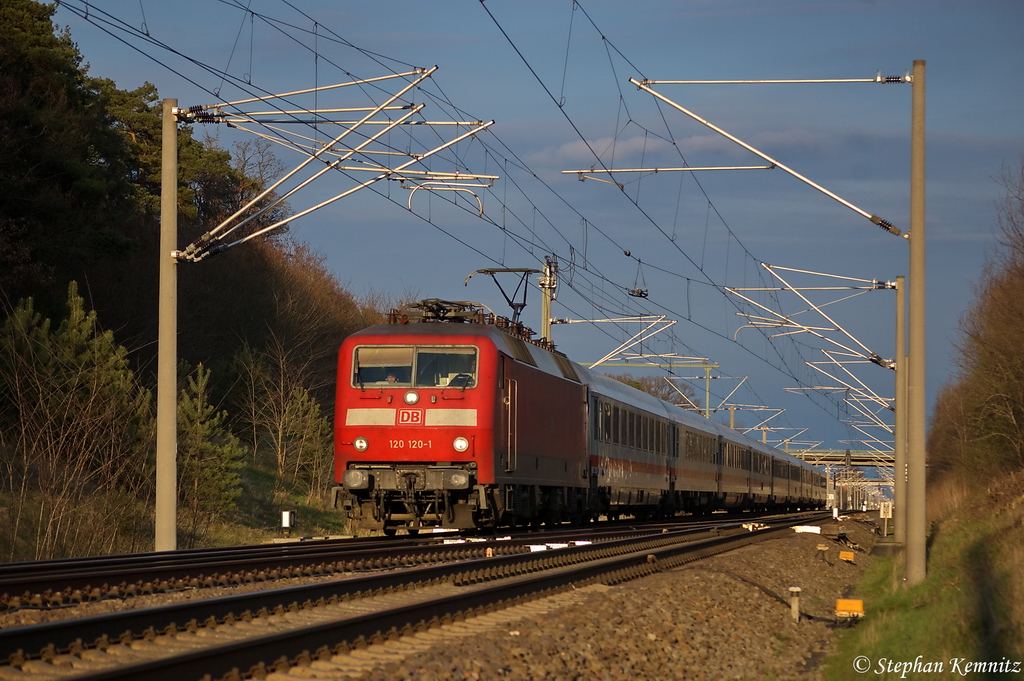 120 120-1 mit dem IC 2242 von Berlin Ostbahnhof nach Mnster(Westf)Hbf, bei Nennhausen. 15.04.2012
