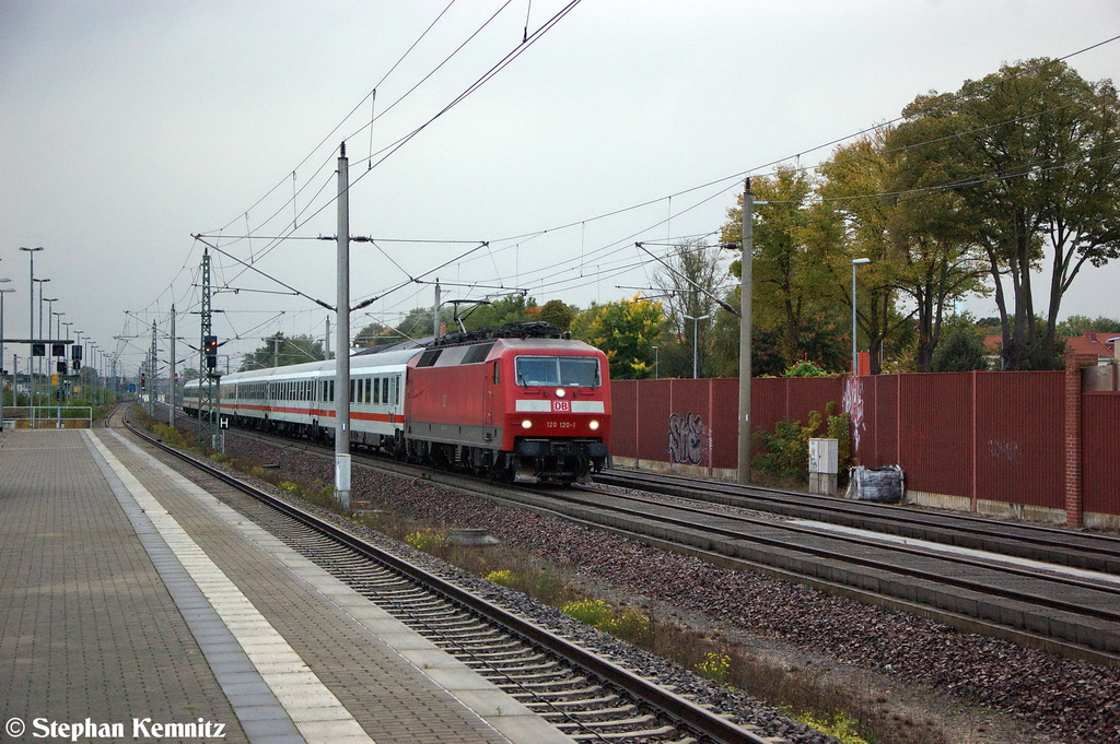 120 120-1 mit dem IC 1924 von Frankfurt(Main)Hbf nach Berlin Sdkreuz in Rathenow. 07.10.2012