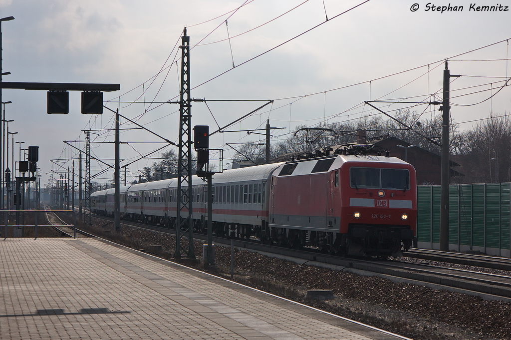 120 122-7 mit dem IC 1918 von Aachen Hbf nach Dresden Hbf, bei der Durchfahrt in Rathenow. 12.04.2013