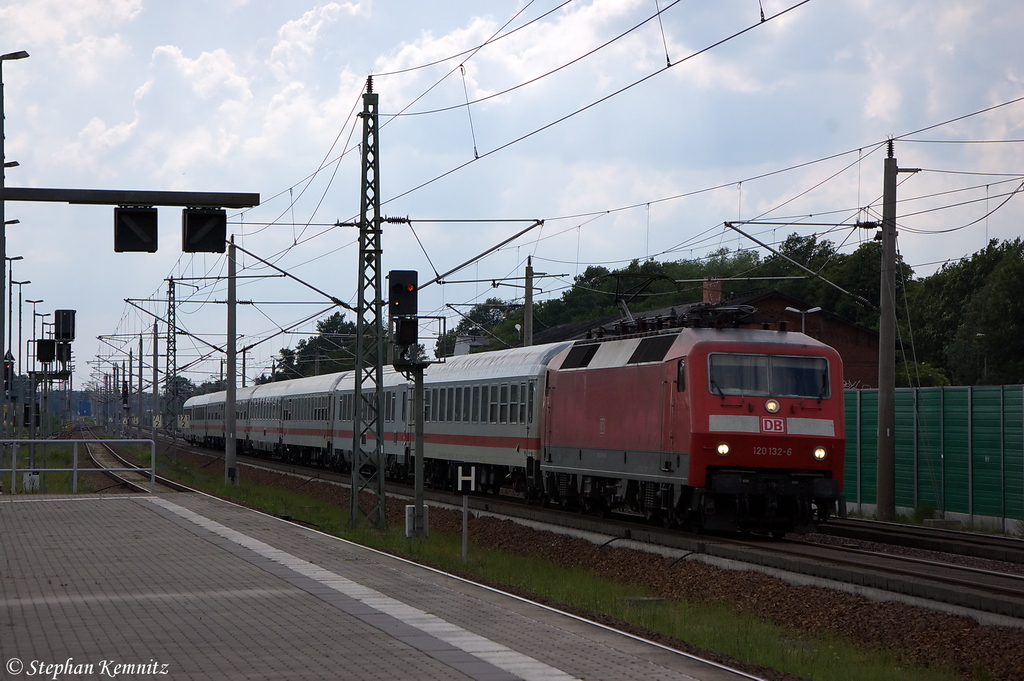 120 132-6 mit dem IC 2803 fr ICE 559 (KP Kln 5B+2A) von Kln Hbf nach Berlin Ostbahnhof in Rathenow. 18.06.2012
