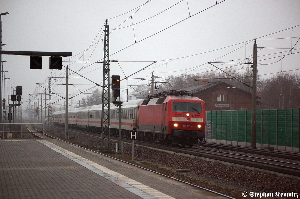 120 133-4 mit dem IC 145 von Schiphol (Airport) nach Berlin Ostbahnhof in Rathenow. 24.02.2012