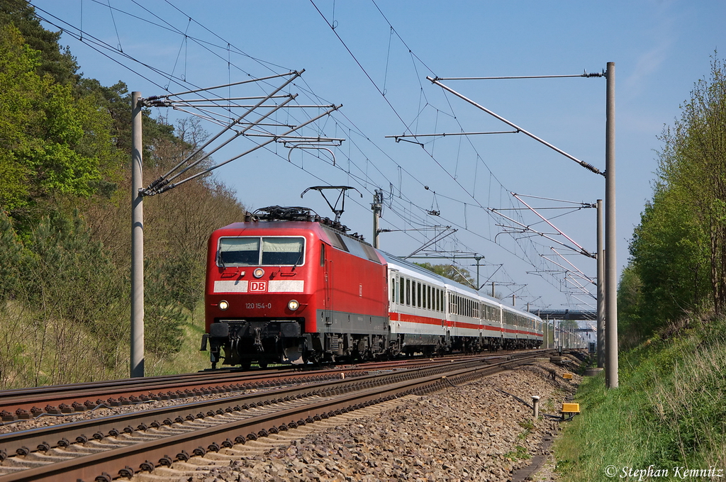 120 154-0 mit dem IC 1917 von Berlin Sdkreuz nach Karlsruhe Hbf, bei Nennhausen. 01.05.2012