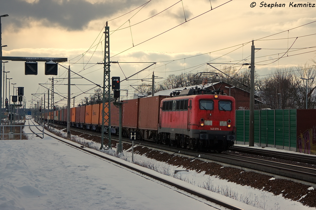 140 070-4 EBM Cargo GmbH & Co. KG mit einem Containerzug in Rathenow und fuhr in Richtung Wustermark weiter. 12.03.2013
