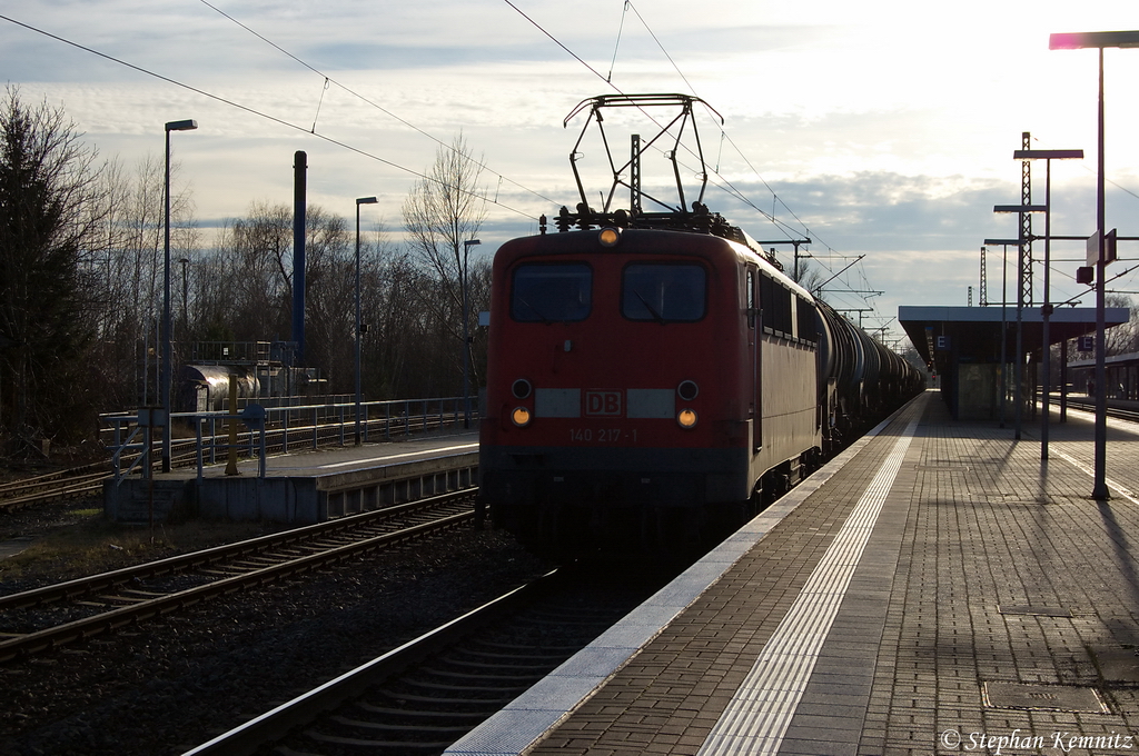 140 217-1 mit einem Kesselzug  Benzin oder Ottokraftstoffe  in Brandenburg in Richtung Werder(Havel) unterwegs. 03.03.2012