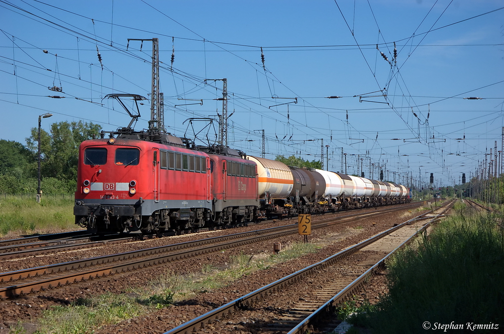140 843-4 & 140 790-7 Railion Deutschland AG mit einem Kesselzug  Propen  und zwei Flüssigkeitscontainer in Priort, in Richtung Golm unterwegs. 26.05.2012
