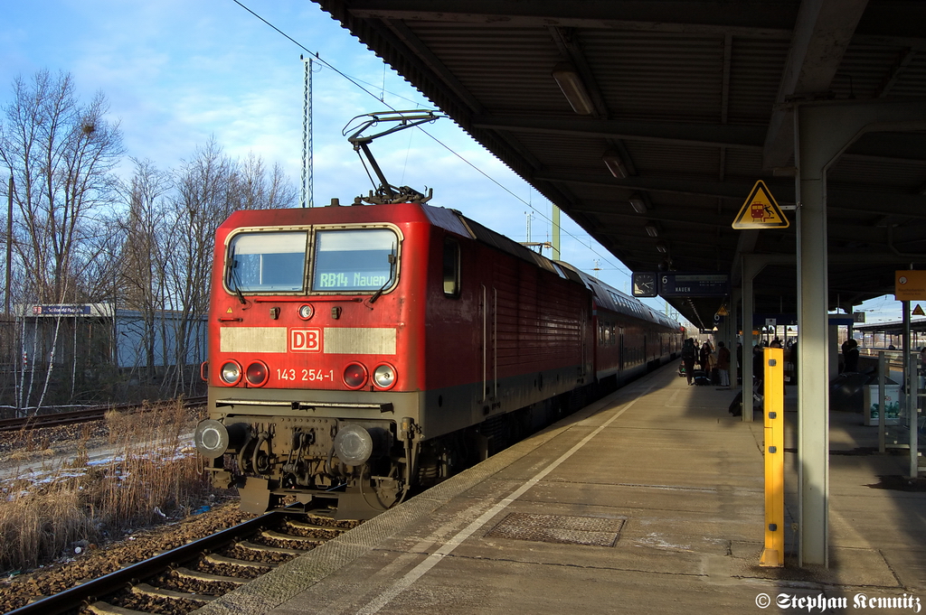 143 254-1 mit der RB14 (RB 18924) von Berlin-Schnefeld Flughafen nach Nauen in Berlin-Schnefeld Flughafen. Als Steuerwagenersatz zieht die 143 225-1 den Zug. 16.02.2012