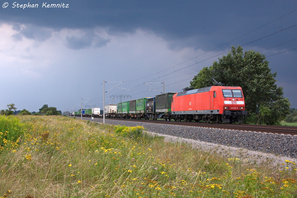 145 018-8 DB Schenker Rail Deutschland AG mit dem KLV  DB SCHENKERhangartner  in Vietznitz und fuhr in Richtung Nauen weiter. 10.08.2013