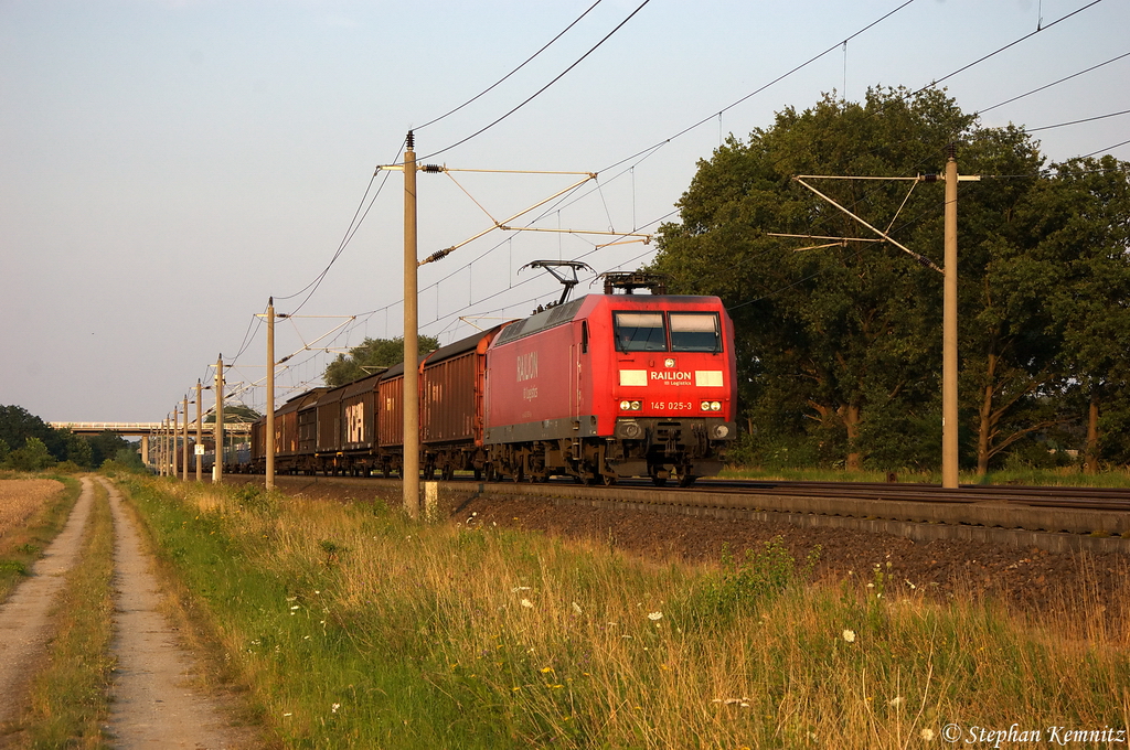 145 025-3 DB Schenker Rail Deutschland AG mit einem gemischtem Gterzug bei Rathenow und fuhr in Richtung Stendal weiter. 27.07.2012