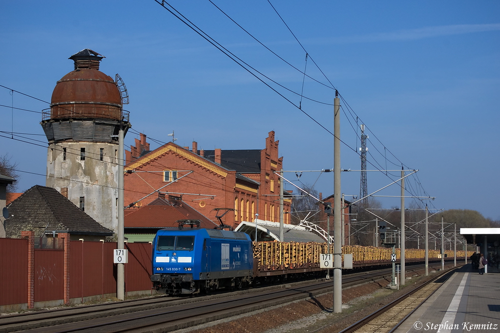145 030-7 PRESS (145 085-7) mit einem Holzzug in Rathenow in Richtung Stendal unterwegs. 28.03.2012