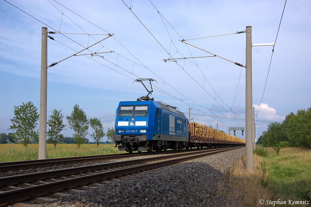 145 030-7 PRESS (145 085-7) mit einem Holzzug bei Nennhausen und fuhr in Richtung Rathenow weiter. 06.07.2012