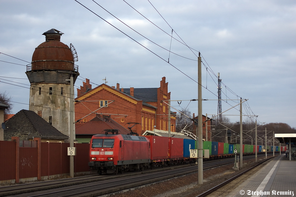 145 031-1 mit einem Containerzug in Rathenow in Richtung Stendal unterwegs. 22.02.2012