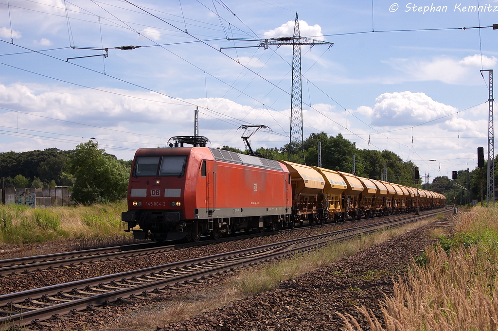 145 064-2 DB Schenker Rail Deutschland AG mit einem Harnstoffzug in Satzkorn und fuhr in Richtung Priort weiter. 01.08.2013