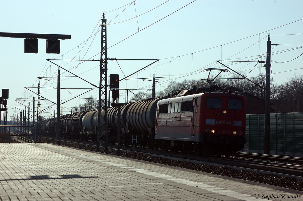 151 033-8 mit einem Kesselzug  Benzin oder Ottokraftstoffe  in Rathenow in Richtung Wustermark unterwegs. 28.03.2012