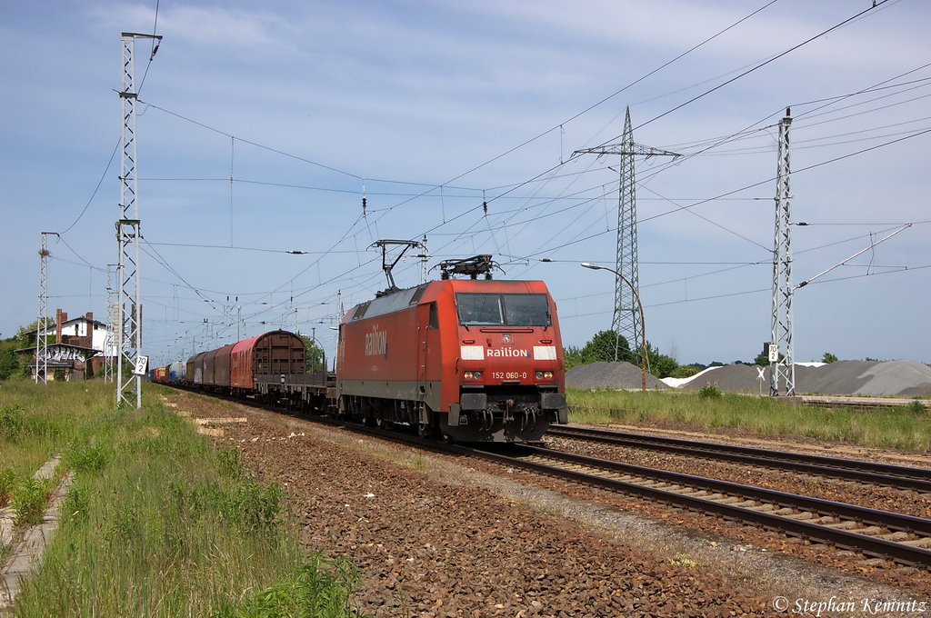 152 060-0 DB Schenker Rail Deutschland AG mit einem gemischtem Gterzug in Satzkorn, in Richtung Golm unterwegs. 26.05.2012
