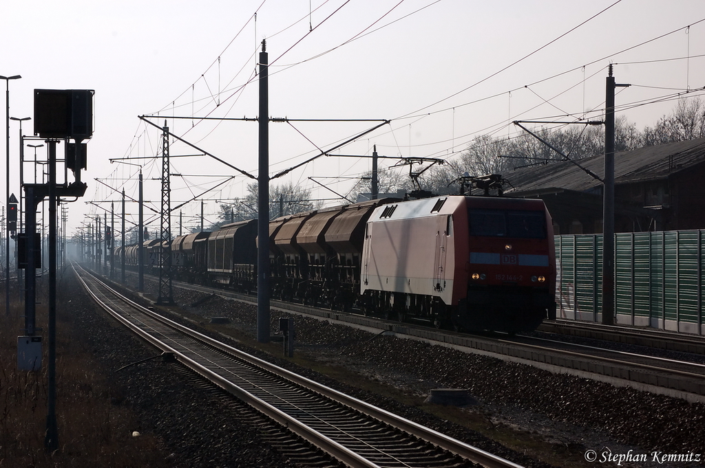 152 144-2 mit einem gemischtem Gterzug in Rathenow in Richtung Wustermark unterwegs. 15.03.2012