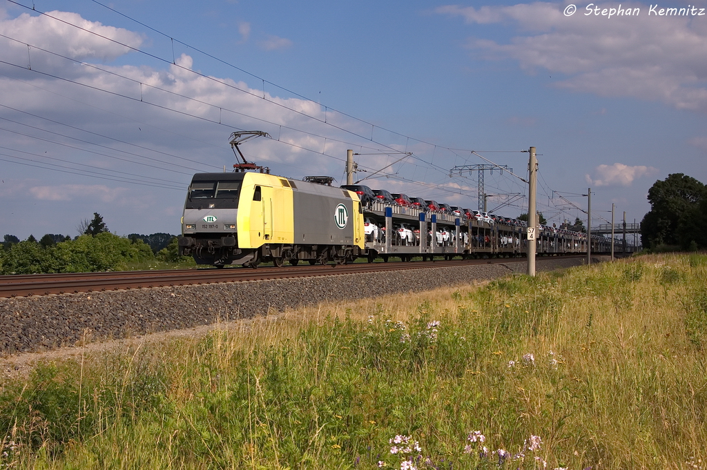 152 197-0 ITL - Eisenbahngesellschaft mbH mit einem KIA Autotransportzug in Vietznitz und fuhr in Richtung Wittenberge weiter. 18.07.2013