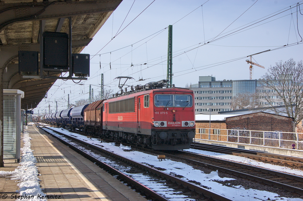 155 075-5 DB Schenker Rail Deutschland AG mit einem gemischtem Gterzug, bei der Durchfahrt in Magdeburg-Neustadt und fuhr in Richtung Biederitz weiter. 23.03.2013