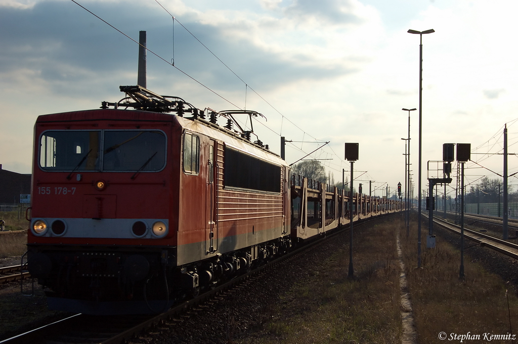 155 178-7 mit leeren Autotransportzug in Rathenow in Richtung Wustermark unterwegs. 05.04.2012