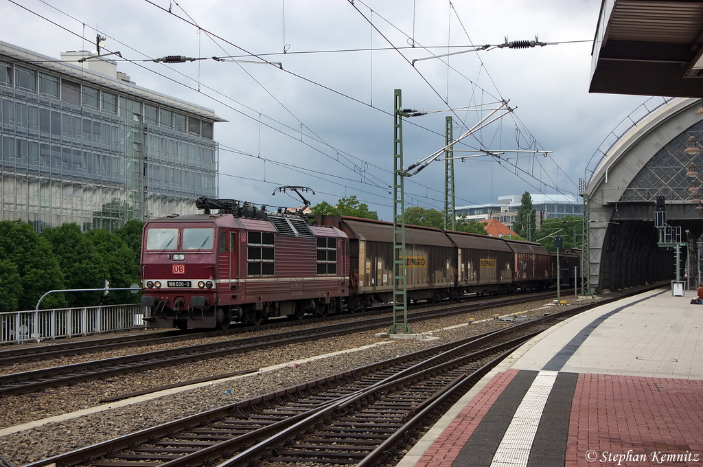 180 020-0 DB Schenker Rail Deutschland AG mit einem gemischtem Gterzug in Dresden, in Richtung Heidenau unterwegs. 01.06.2012