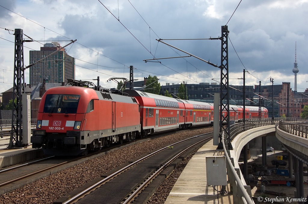 182 003-4 mit dem RE2 (RE 37408) von Cottbus nach Wittenberge, bei der Einfahrt in den Berliner Hbf. 16.07.2012