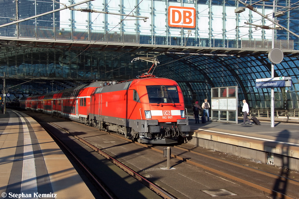 182 007 mit dem RE2 (RE 37376) von Cottbus nach Wismar, bei der Einfahrt in den Berliner Hbf. 13.10.2012
