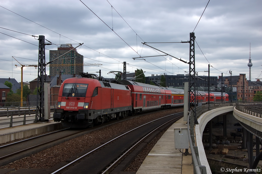 182 012-5 mit dem RE2 (RE 37412) von Cottbus nach Wittenberge, bei der Einfahrt in den Berliner Hbf. 07.05.2012